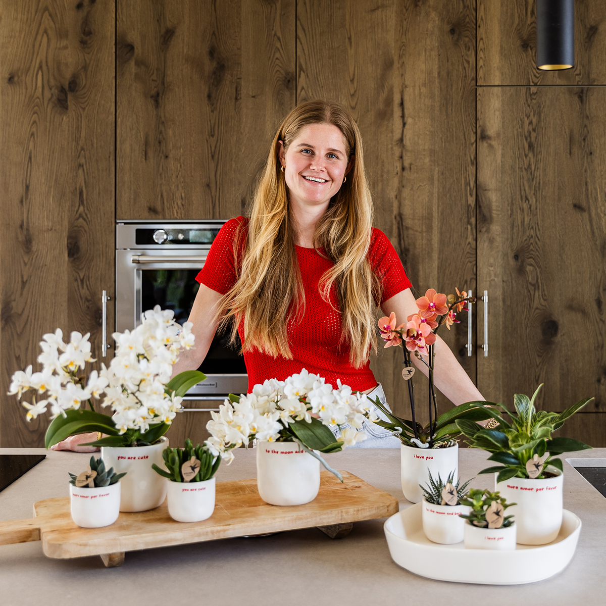 Gift set 'love you' | Rode Phalaenopsis orchidee Congo met groene plant in Love sierpotten op Cloud plate